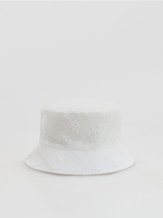 Reserved - Kapelusz bucket hat z haftem - złamana biel