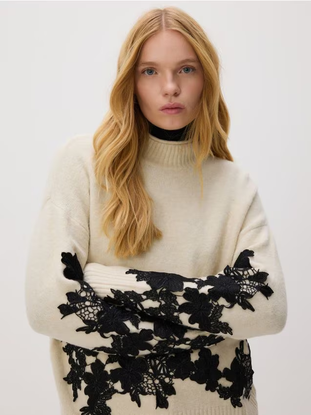 Reserved - Sweter z ozdobną aplikacją - kremowy
