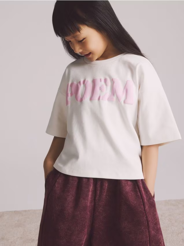 Reserved - Luźny t-shirt z nadrukiem - złamana biel