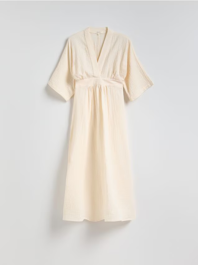 Reserved - Sukienka typu kimono - złamana biel