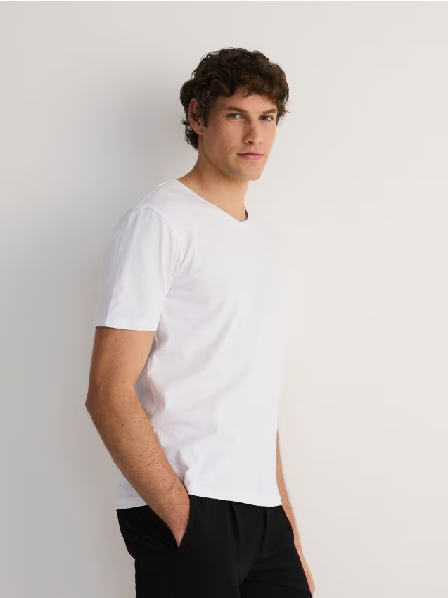 Reserved - T-shirt slim z dekoltem V - biały