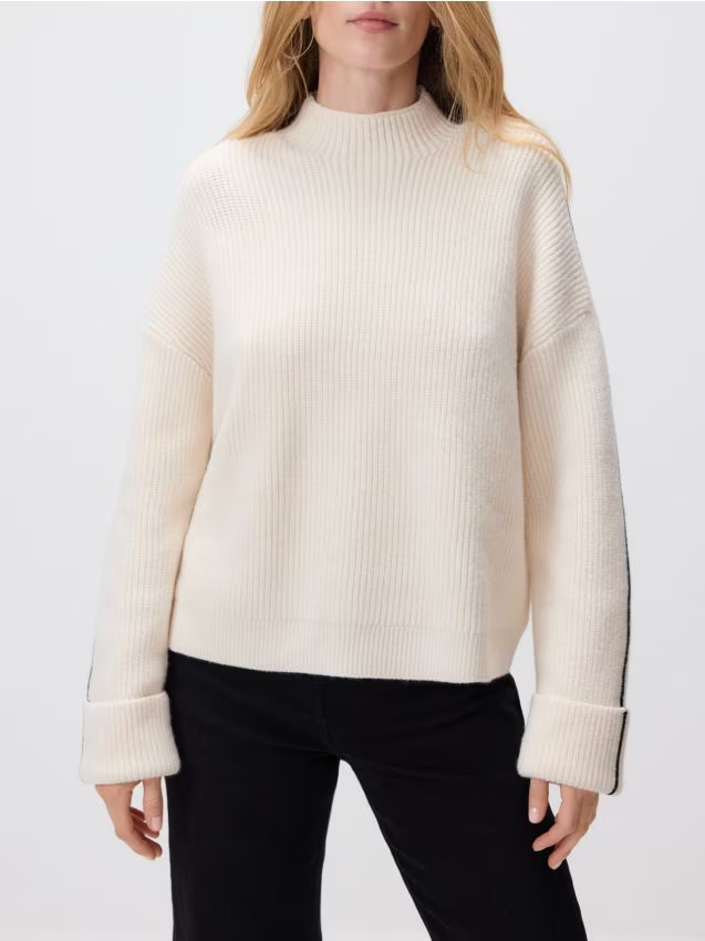 Reserved - Sweter z kontrastową lamówką - kremowy