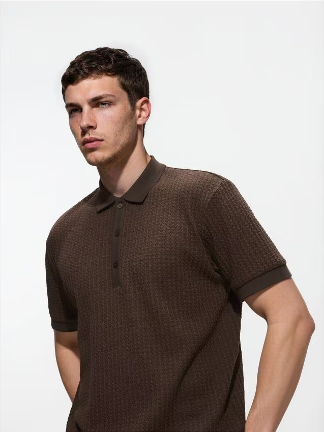 Reserved - Strukturalne polo comfort fit - brązowy