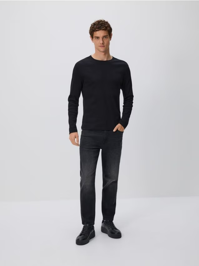 Reserved - Jeansy carrot slim z efektem sprania - czarny