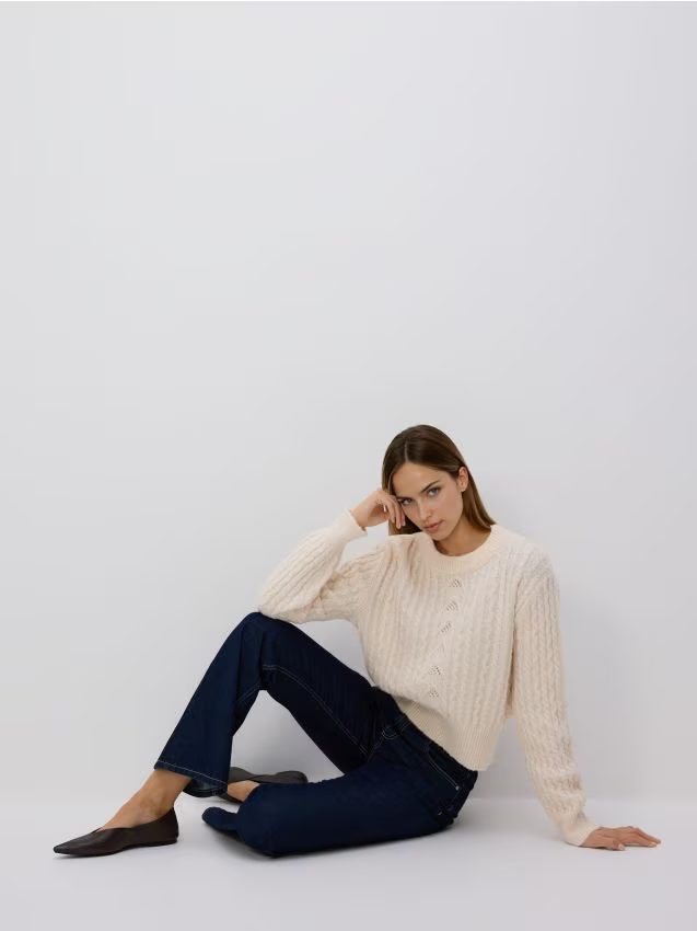 Reserved - Sweter z dekoracyjnym splotem - kremowy