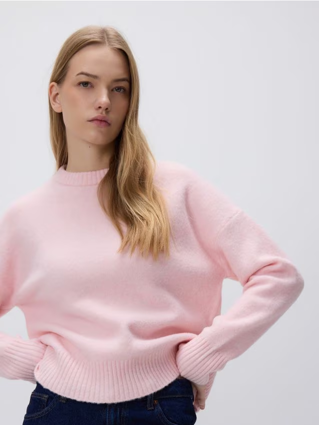 Reserved - Sweter z obniżoną linią ramion - pastelowy róż