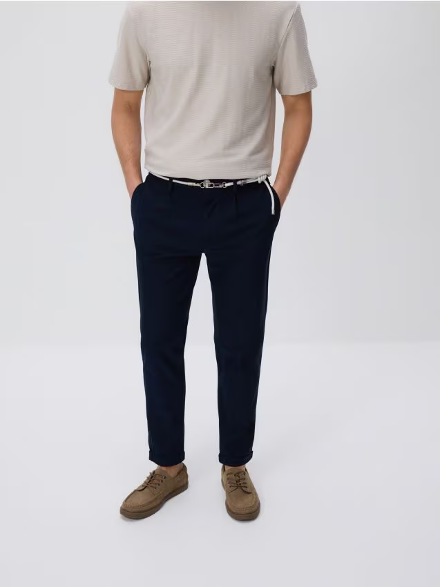 Reserved - Spodnie slim fit z paskiem - granatowy
