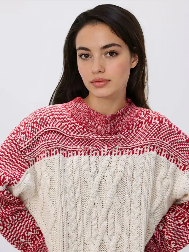 Reserved - Sweter z ozdobnym splotem - wielobarwny