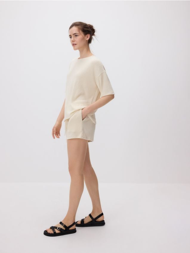Reserved - Dzianinowe szorty z wiskozą - kremowy