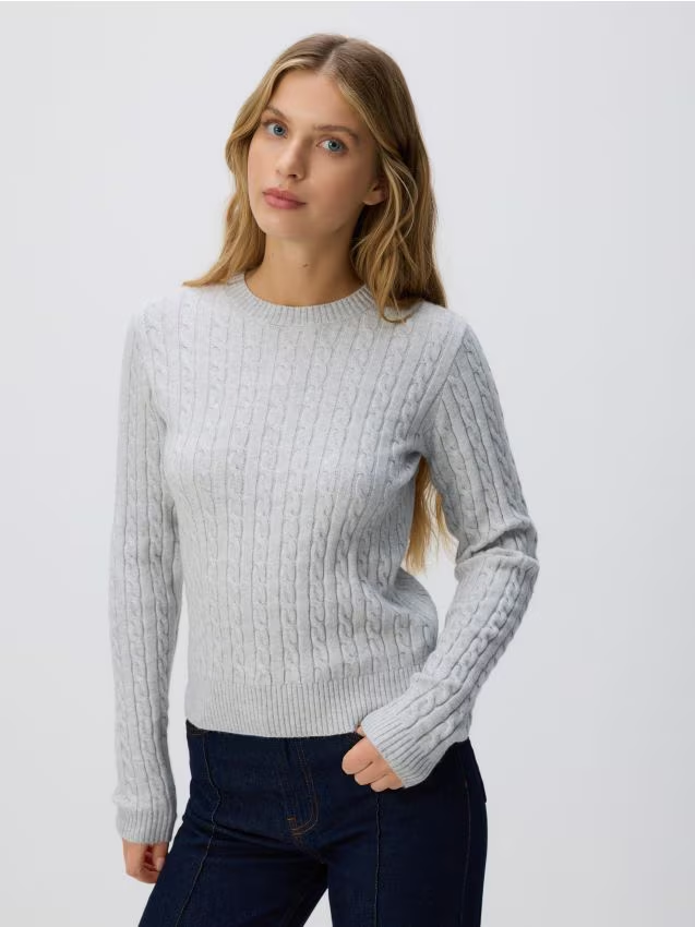 Reserved - Sweter z ozdobnym splotem - jasnoszary