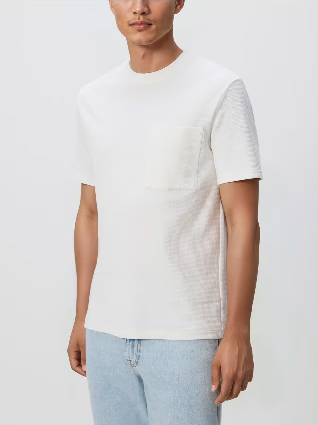 Reserved - Strukturalny t-shirt comfort fit - złamana biel