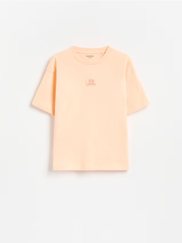 Reserved - Bawełniany t-shirt z naszywką - brzoskwiniowy