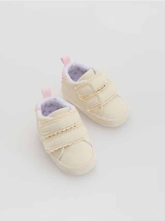 Reserved - Sneakersy z imitacji skóry - złamana biel