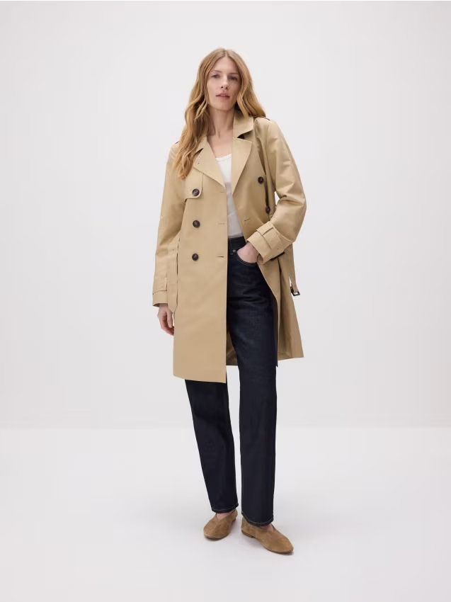 Reserved - Dwurzędowy trencz z paskiem - beżowy