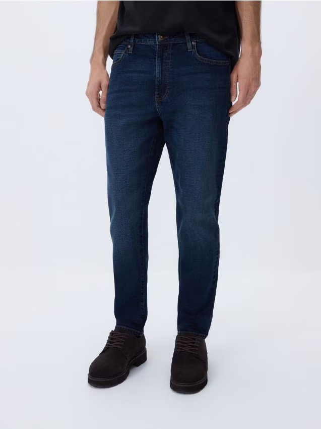 Reserved - Jeansy carrot slim z efektem sprania - granatowy