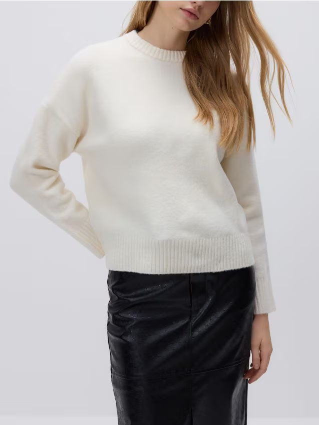 Reserved - Sweter z obniżoną linią ramion - kremowy