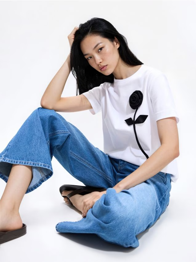 Reserved - T-shirt z kwiatową aplikacją - biały
