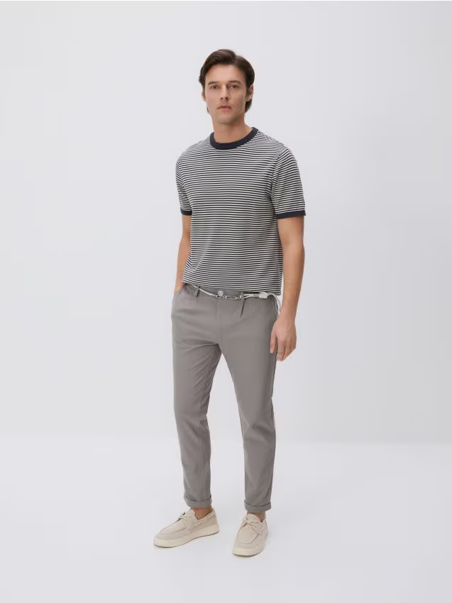 Reserved - Spodnie slim fit z paskiem - beżowy