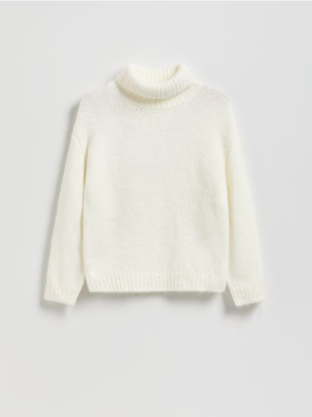 Reserved - Gładki sweter z golfem - złamana biel