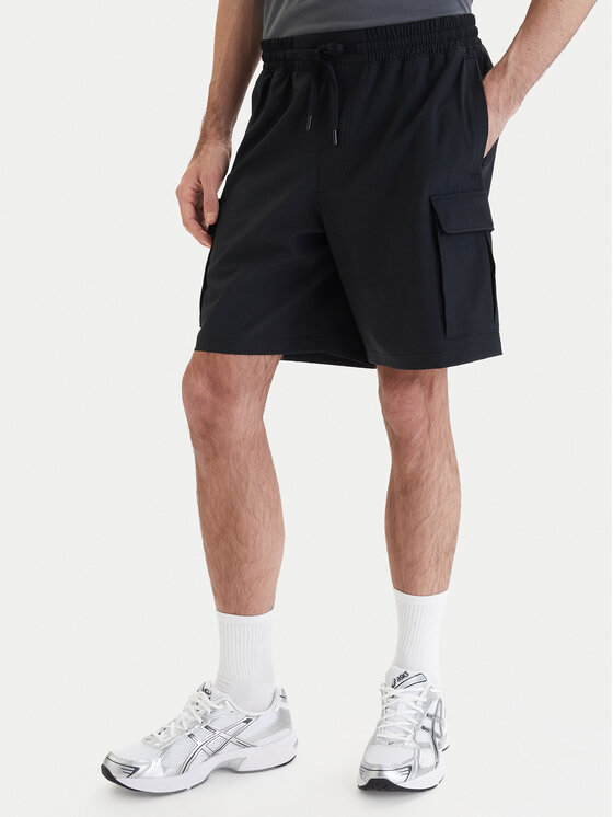 Under Armour Szorty sportowe UA Vibe Woven Cargo 1386560 Czarny Regular Fit