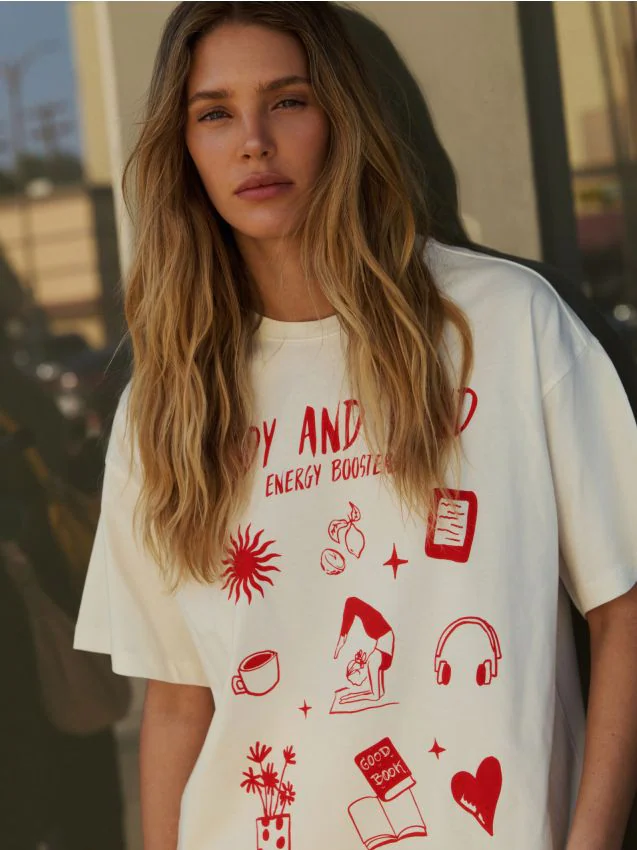 Reserved - Luźny t-shirt z nadrukiem - złamana biel
