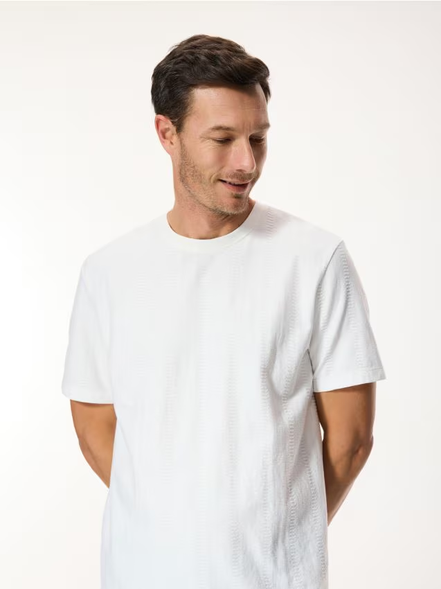 Reserved - Strukturalny t-shirt regular - biały