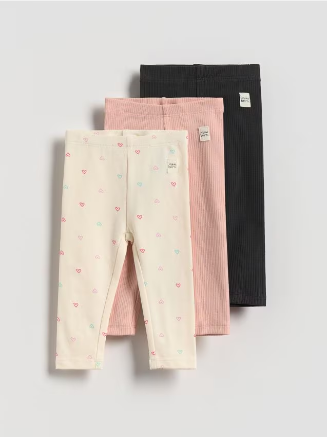 Reserved - Prążkowane legginsy z naszywką - złamana biel