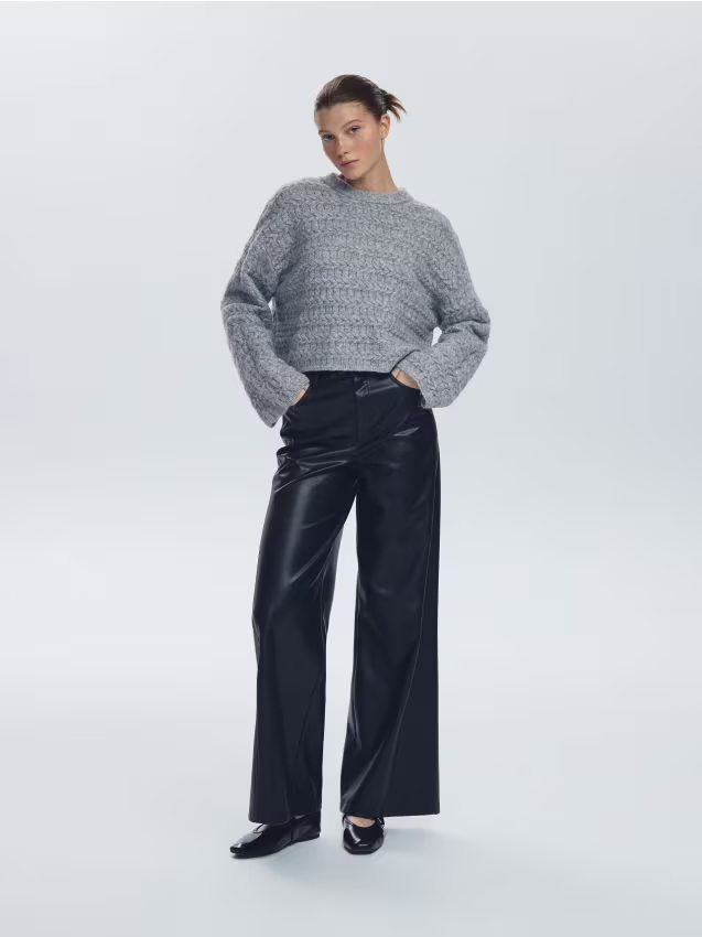 Reserved - Sweter z dekoracyjnym splotem - szary