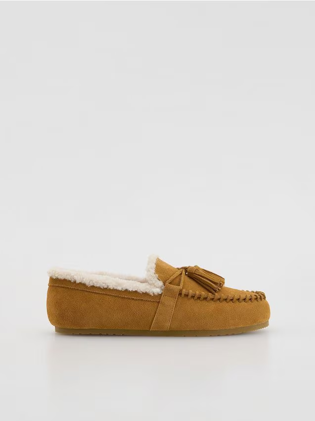 Reserved - Zamszowe loafersy z barankiem - beżowy