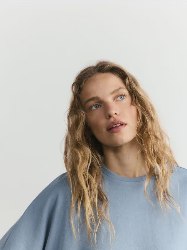Reserved - T-shirt oversize z modalem - jasnoniebieski