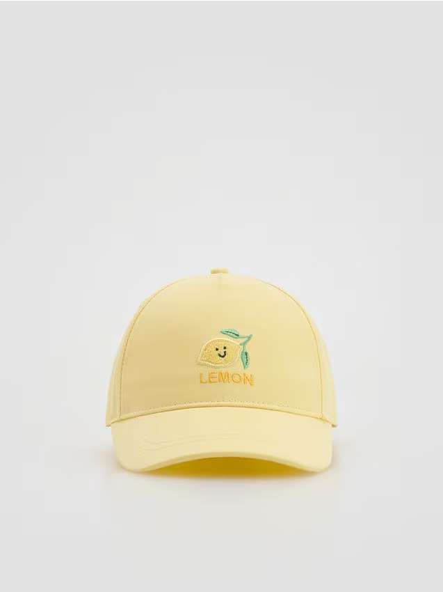 Reserved - Czapka z daszkiem z haftem - jasnożółty