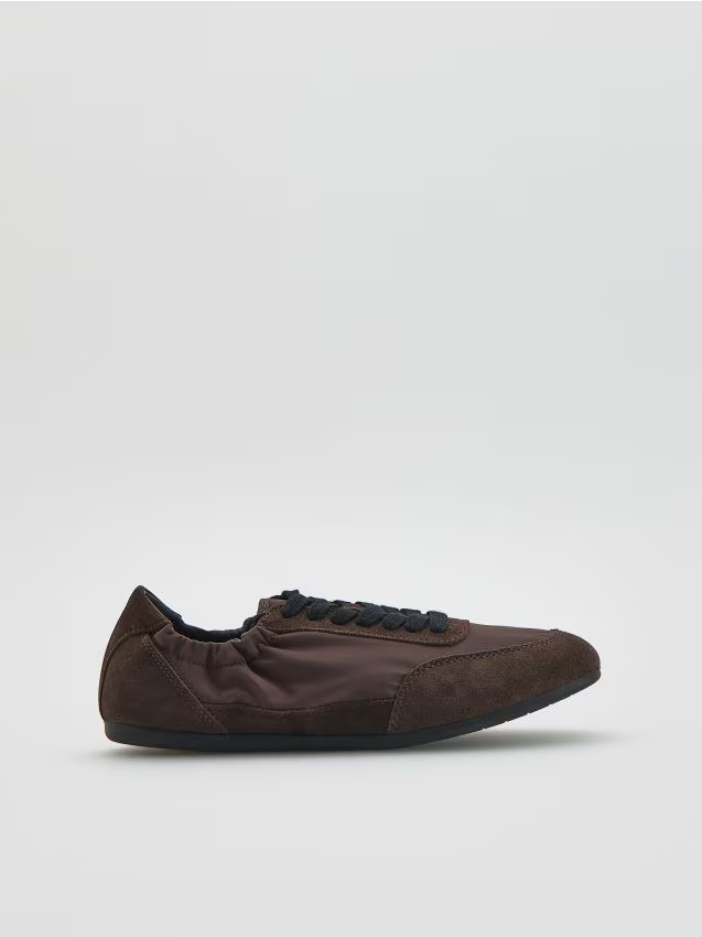 Reserved - Sneakersy z zamszowymi wstawkami - ciemnobrązowy