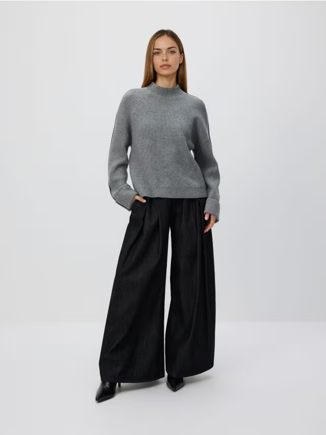 Reserved - Sweter z kontrastową lamówką - szary