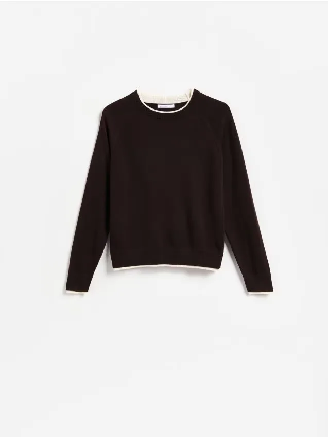 Reserved - Sweter z kontrastową lamówką - ciemnobrązowy