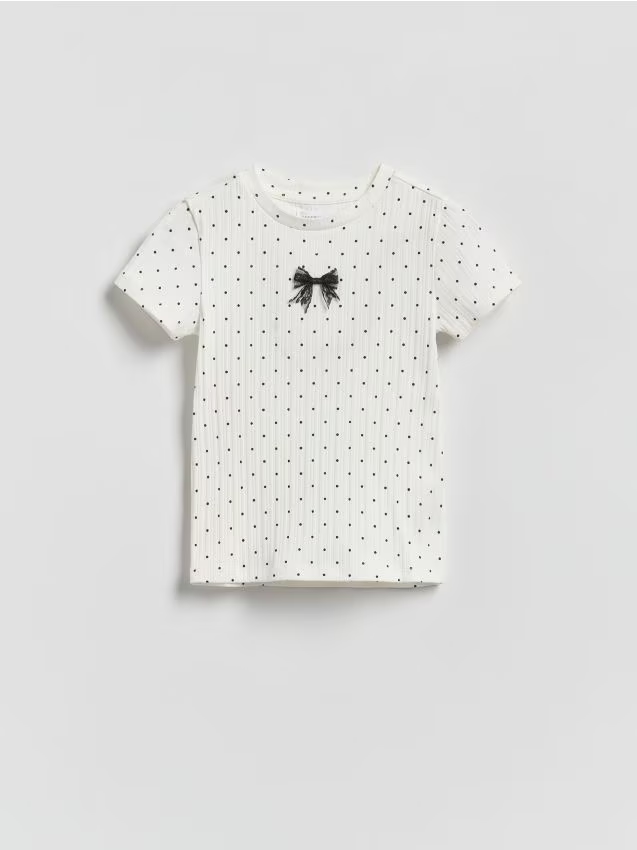 Reserved - T-shirt w kropki - złamana biel