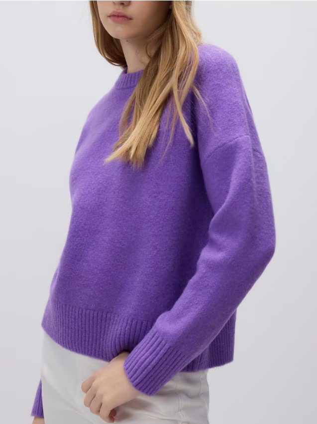 Reserved - Sweter z obniżoną linią ramion - fioletowy