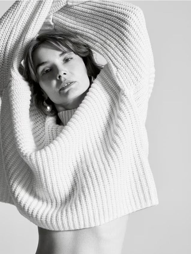 Reserved - Sweter z wełną - złamana biel