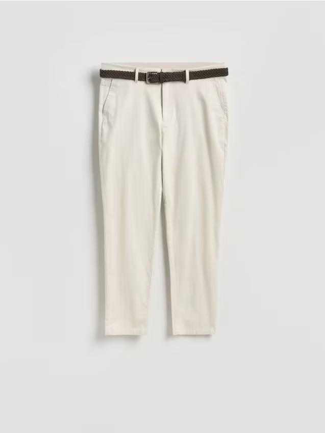 Reserved - Spodnie chino slim z paskiem - złamana biel