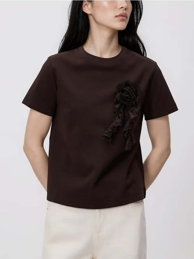 Reserved - T-shirt z kwiatową aplikacją - ciemnobrązowy