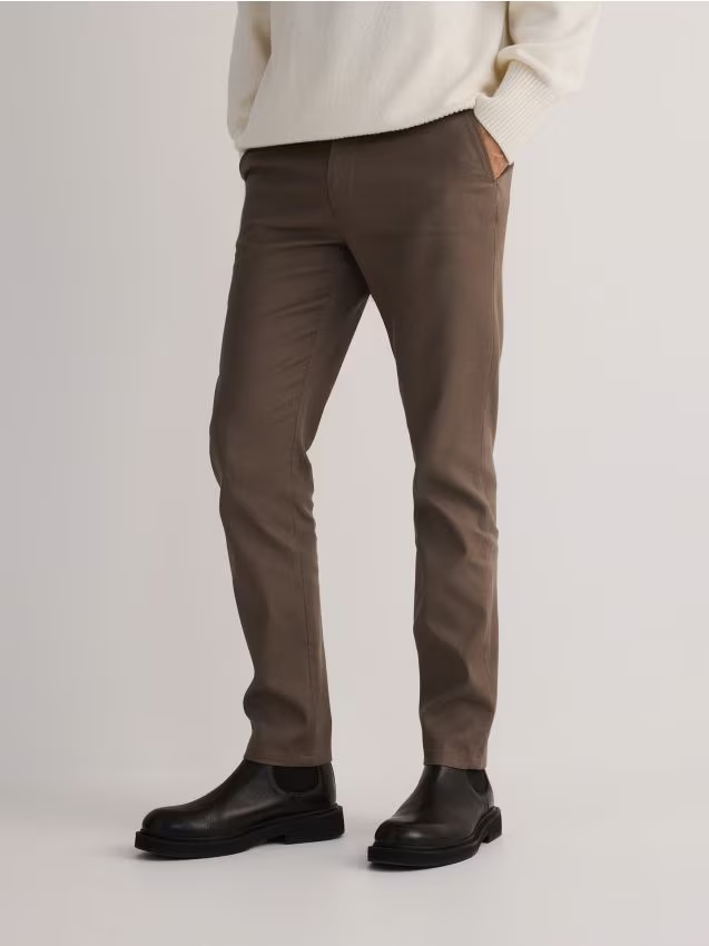 Reserved - Bawełniane spodnie chino slim - ciemnobrązowy