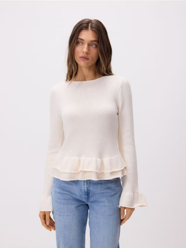 Reserved - Sweter z falbanami - kremowy