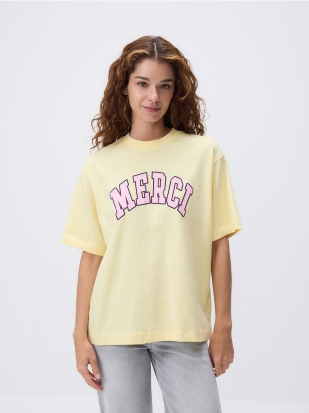 Reserved - T-shirt oversize z nadrukiem - jasnożółty