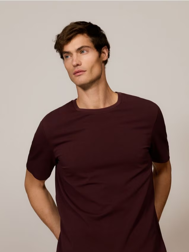 Reserved - Gładki t-shirt regular fit - brązowy