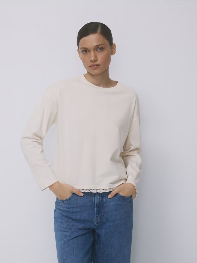 Reserved - Bawełniany longsleeve z koronką - kremowy