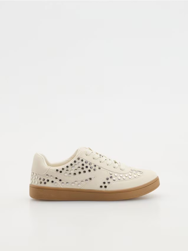 Reserved - Sneakersy z ozdobnymi ćwiekami - beżowy