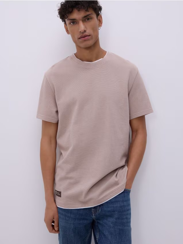 Reserved - Strukturalny t-shirt regular - beżowy