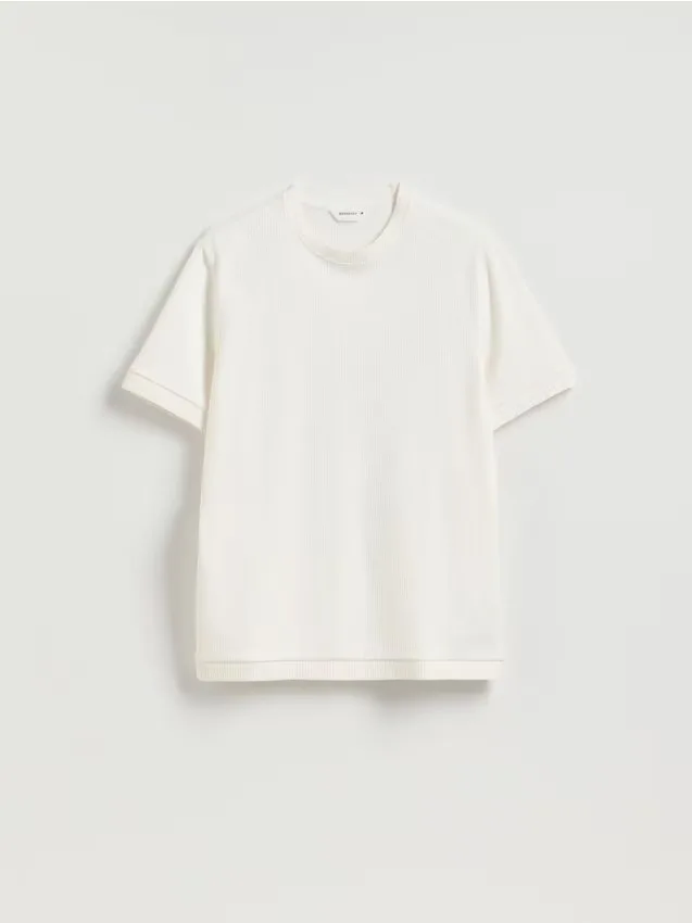 Reserved - T-shirt regular ze strukturalnej dzianiny - złamana biel