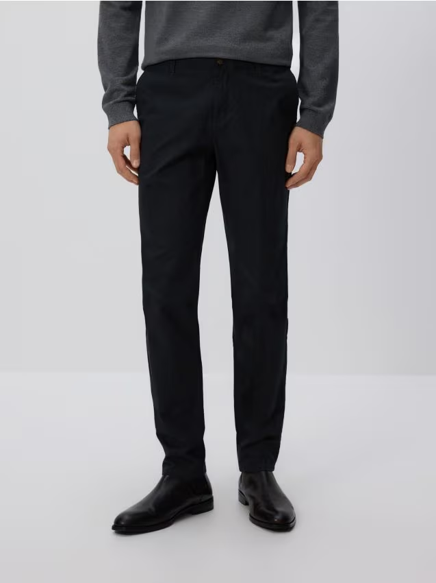 Reserved - Spodnie chino slim fit - czarny