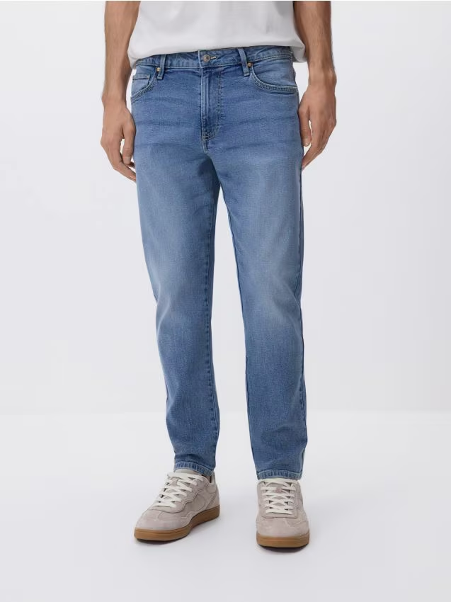 Reserved - Jeansy carrot slim z efektem sprania - niebieski