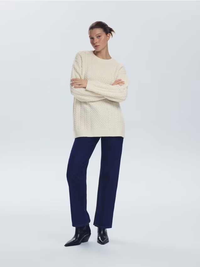 Reserved - Sweter oversize z warkoczowym splotem - kremowy